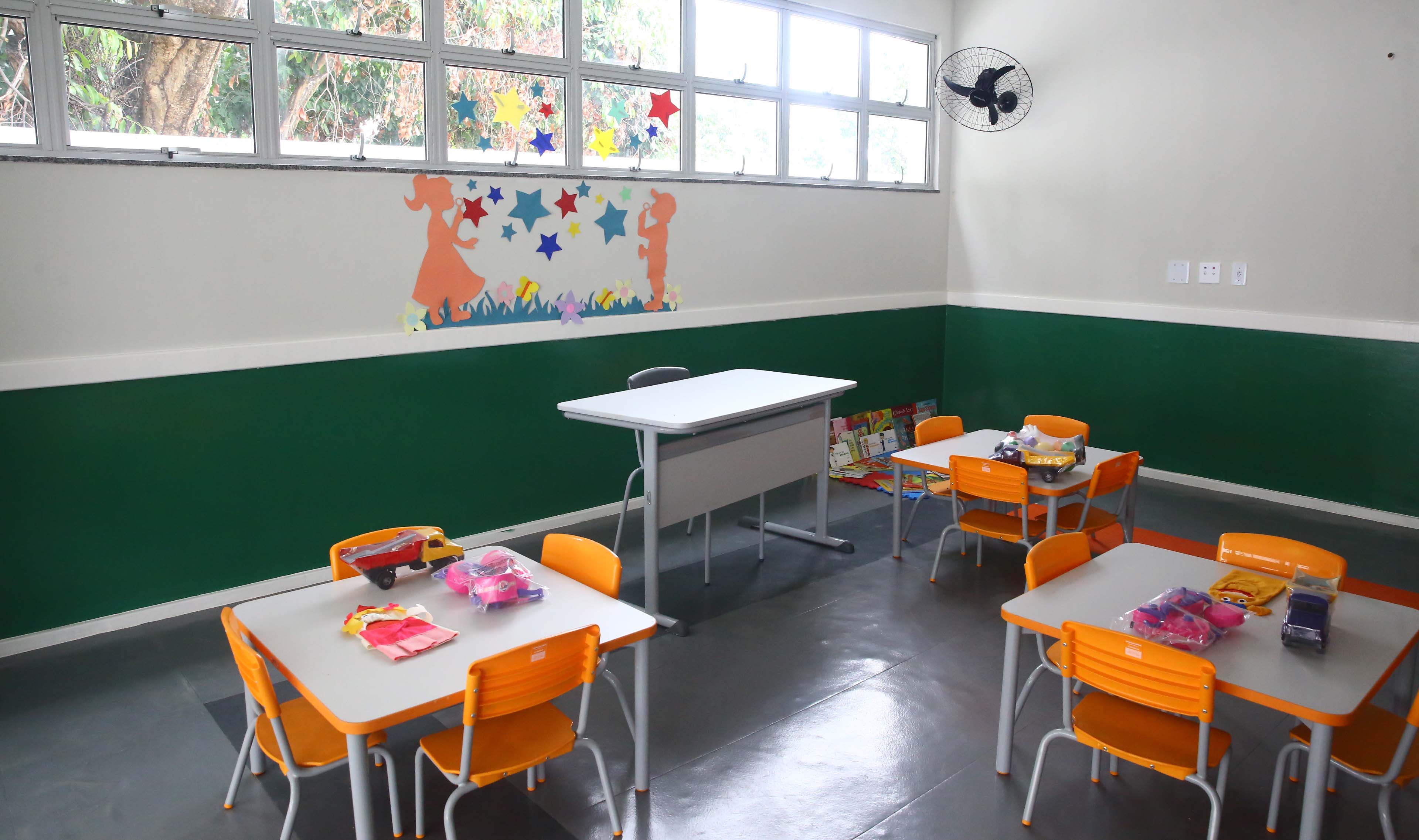 interior de uma sala de aula num centro de educação infantil, mostrando as mesas e as cadeiras que as crianças utilizam
